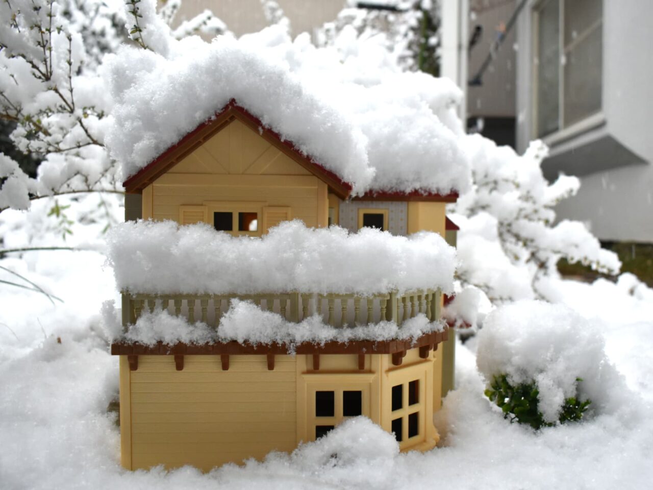 5㎝ほど雪が積もった人形の家20220106-4