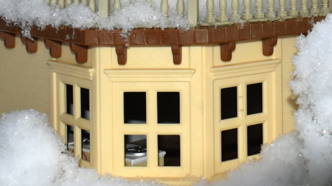 雪に埋もれた人形の家20220106