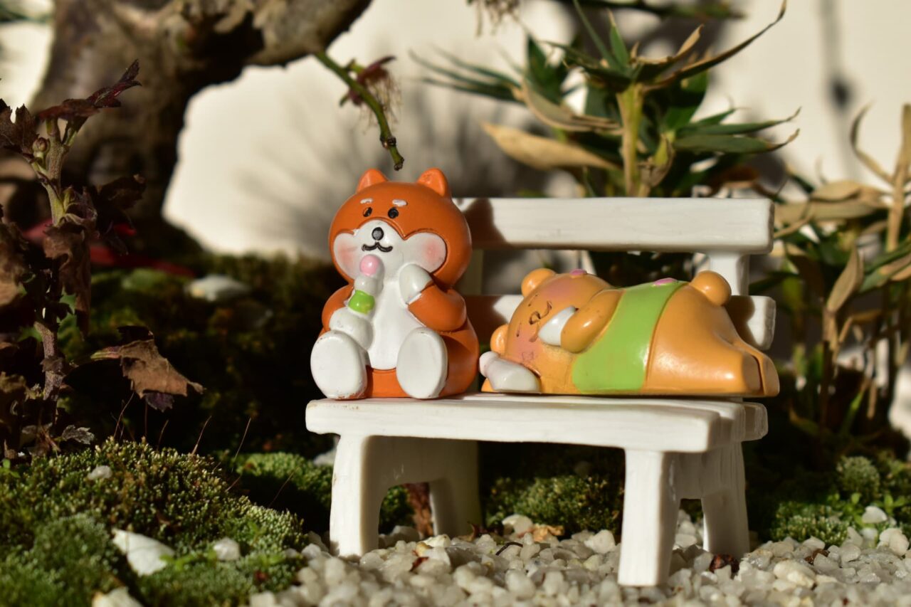 盆栽梅見酒をする犬猫1