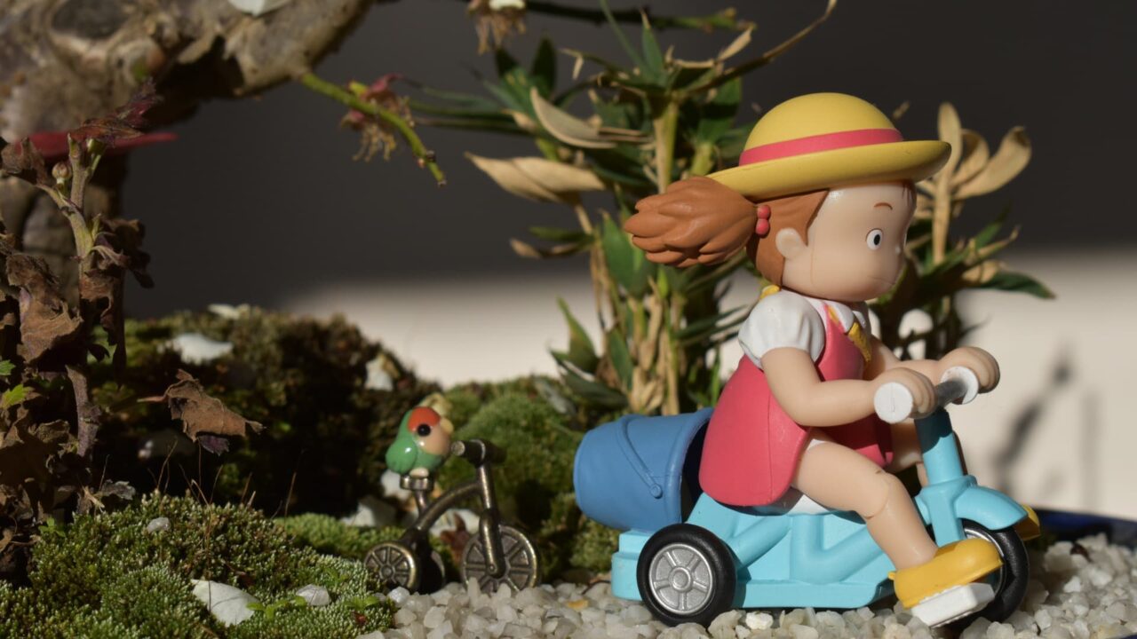 白梅盆栽と３輪車のメイ2