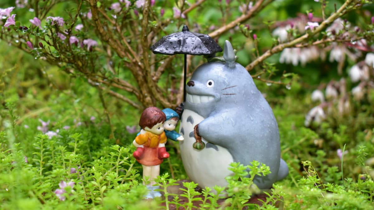 雨の中バス停「紅鳥花」で待つサツキとメイの所にトトロ202005（キャッチ画像）