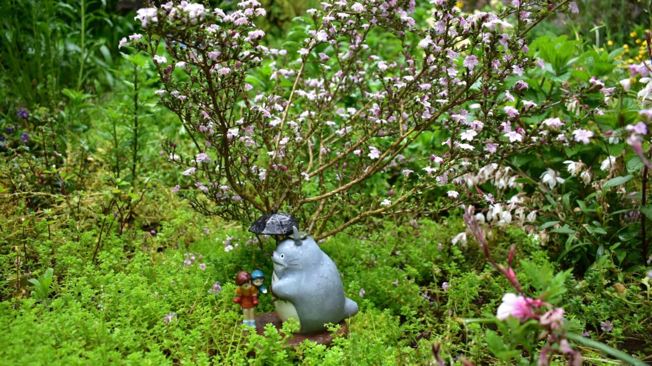 雨の中バス停「紅鳥花」で待つサツキとメイの所にトトロ202005-2