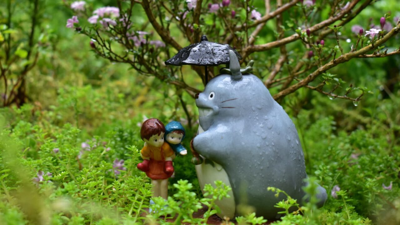 雨の中バス停「紅鳥花」で待つサツキとメイの所にトトロ202005-4