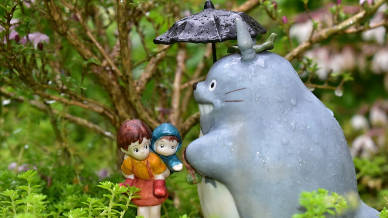 雨の中バス停「紅鳥花」で待つサツキとメイの所にトトロ202005-6
