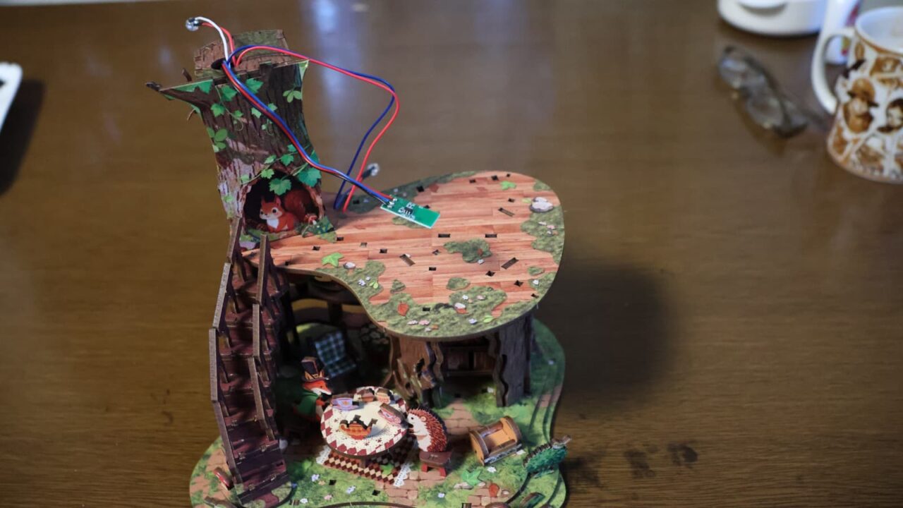 ミニチュア「森の図書館」作成202608-17（電池ボックス設置）