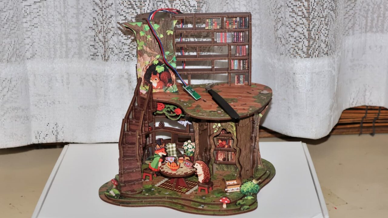 ミニチュア「森の図書館」作成（2階一部完成）