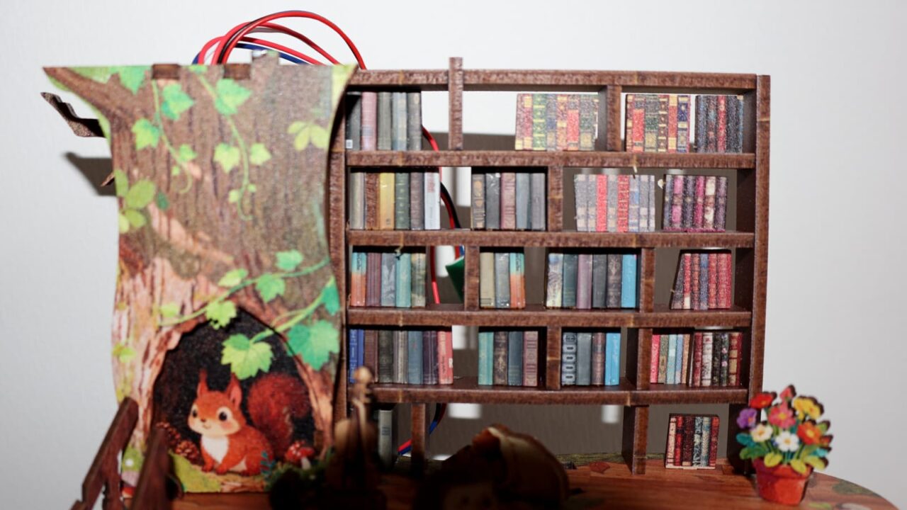 ミニチュア「森の図書館」作成202608-24（2階本棚完成）