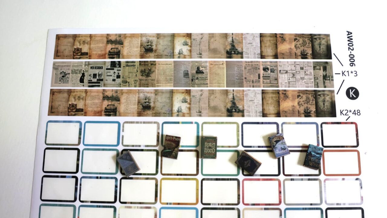 ミニチュア「森の図書館」作成202608-26（新聞シール）