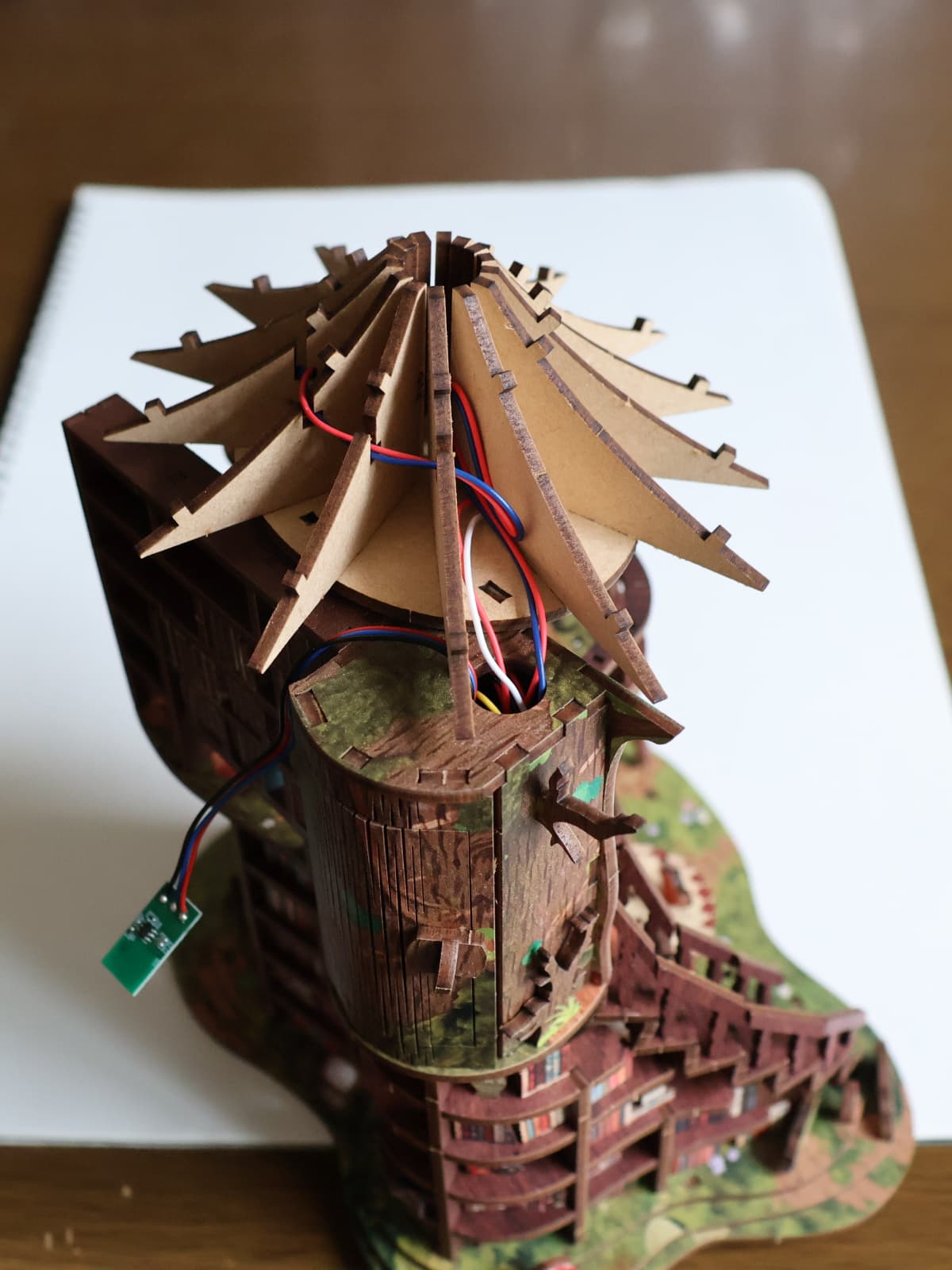 ミニチュア「森の図書館」作成202608-33（屋根支えを取り付ける）