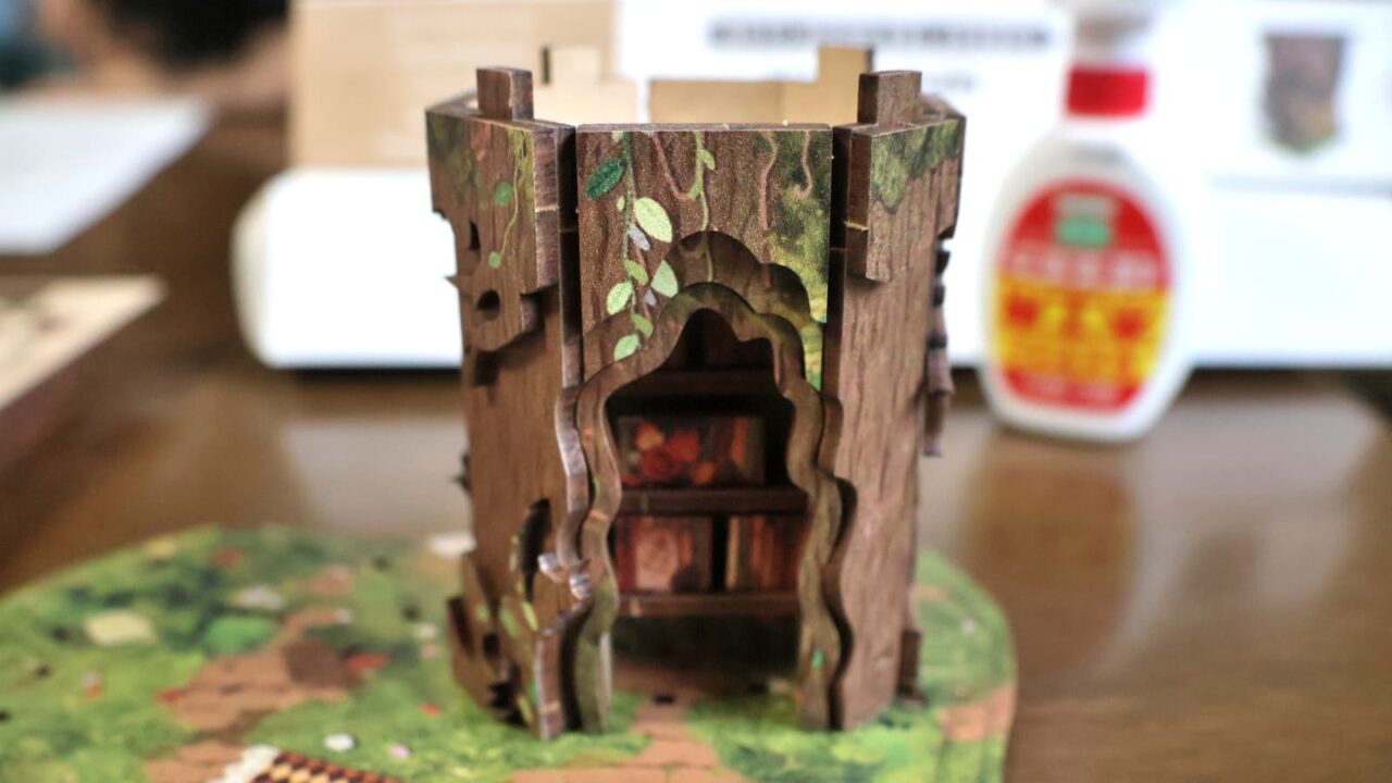 ミニチュア「森の図書館」作成202608-4（樹洞本棚設置）