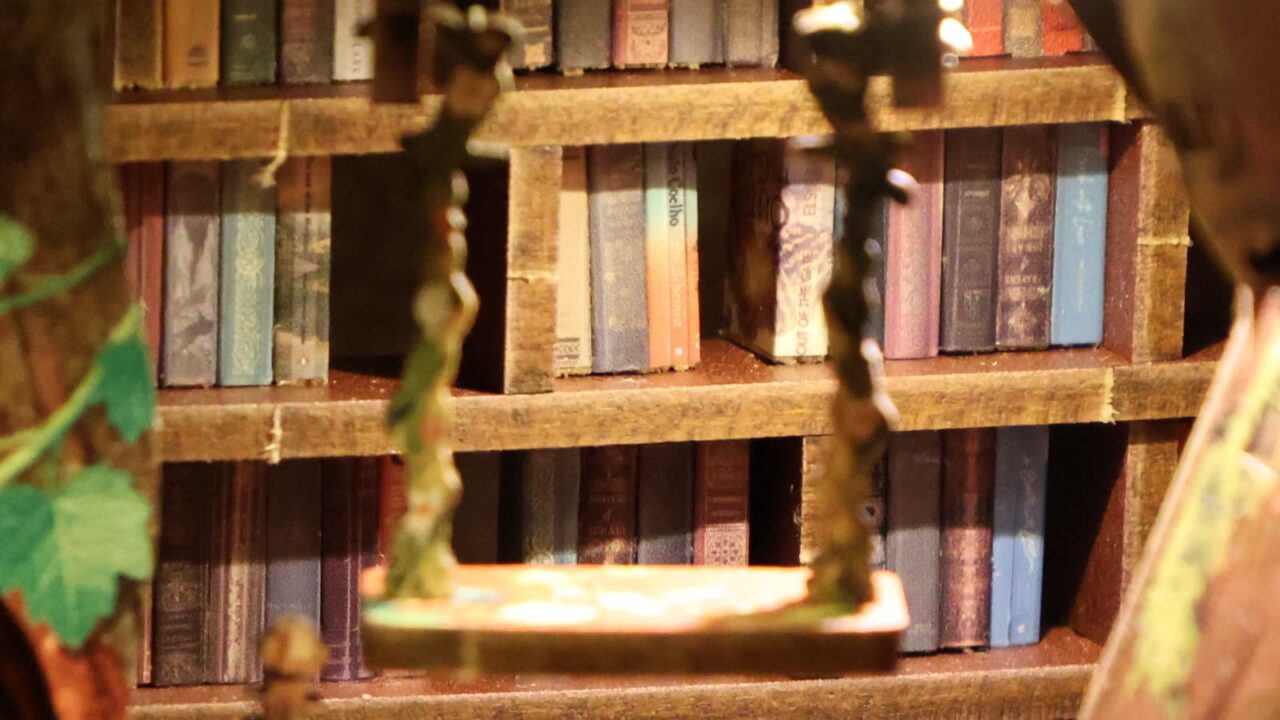 ミニチュア「森の図書館」点灯12（2階本棚）