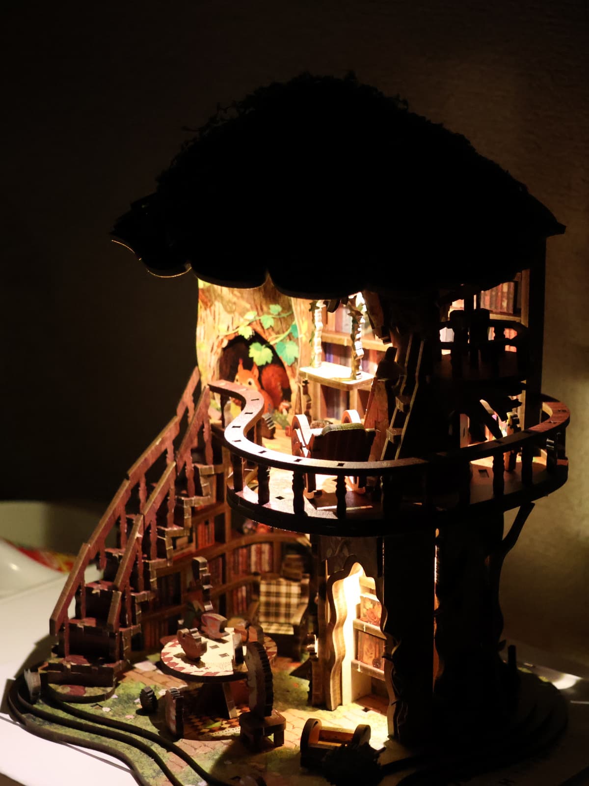 ミニチュア「森の図書館」点灯5（樹洞側から全景）
