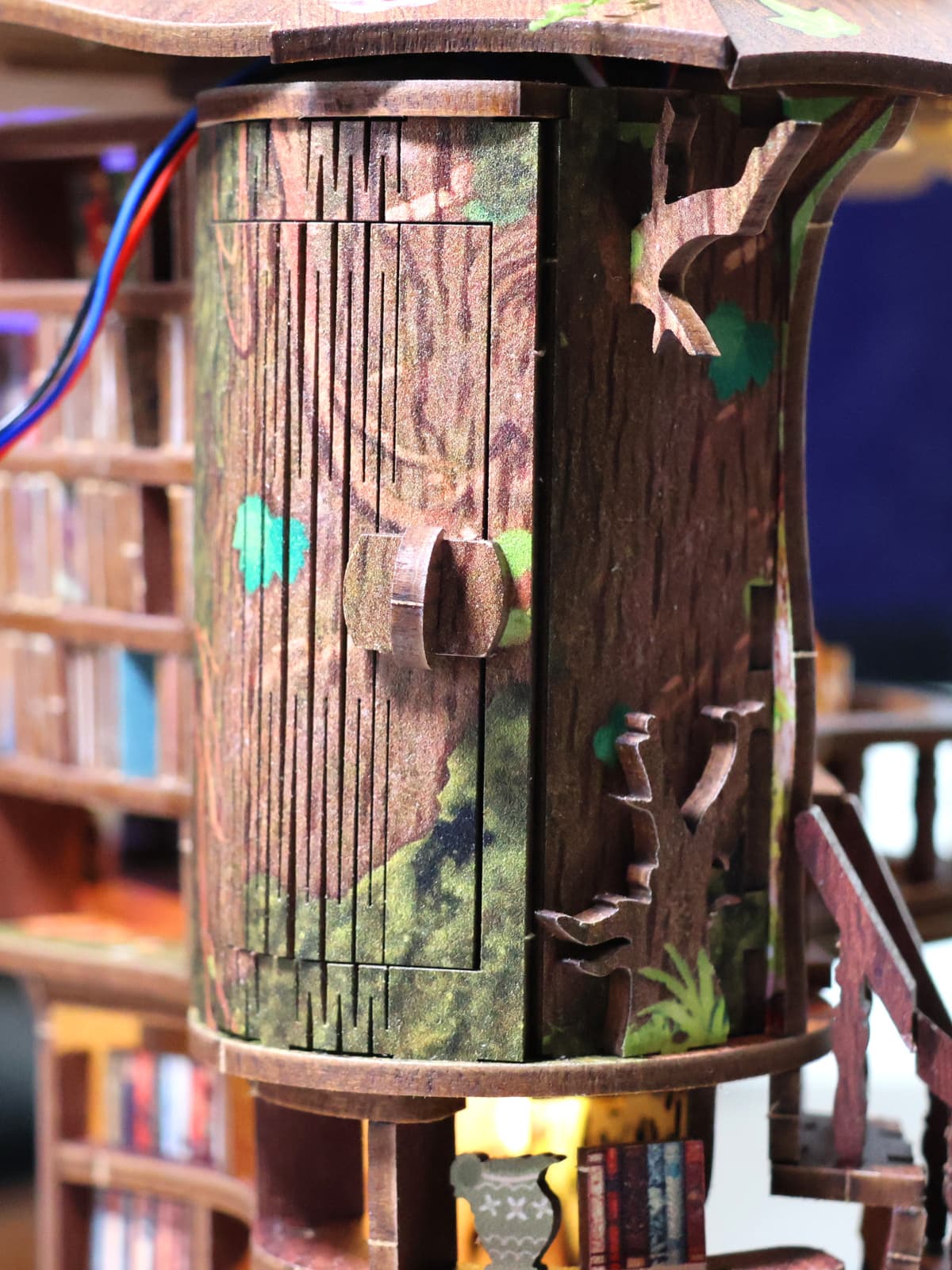 ミニチュア「森の図書館」部分接写（電池ボックス）