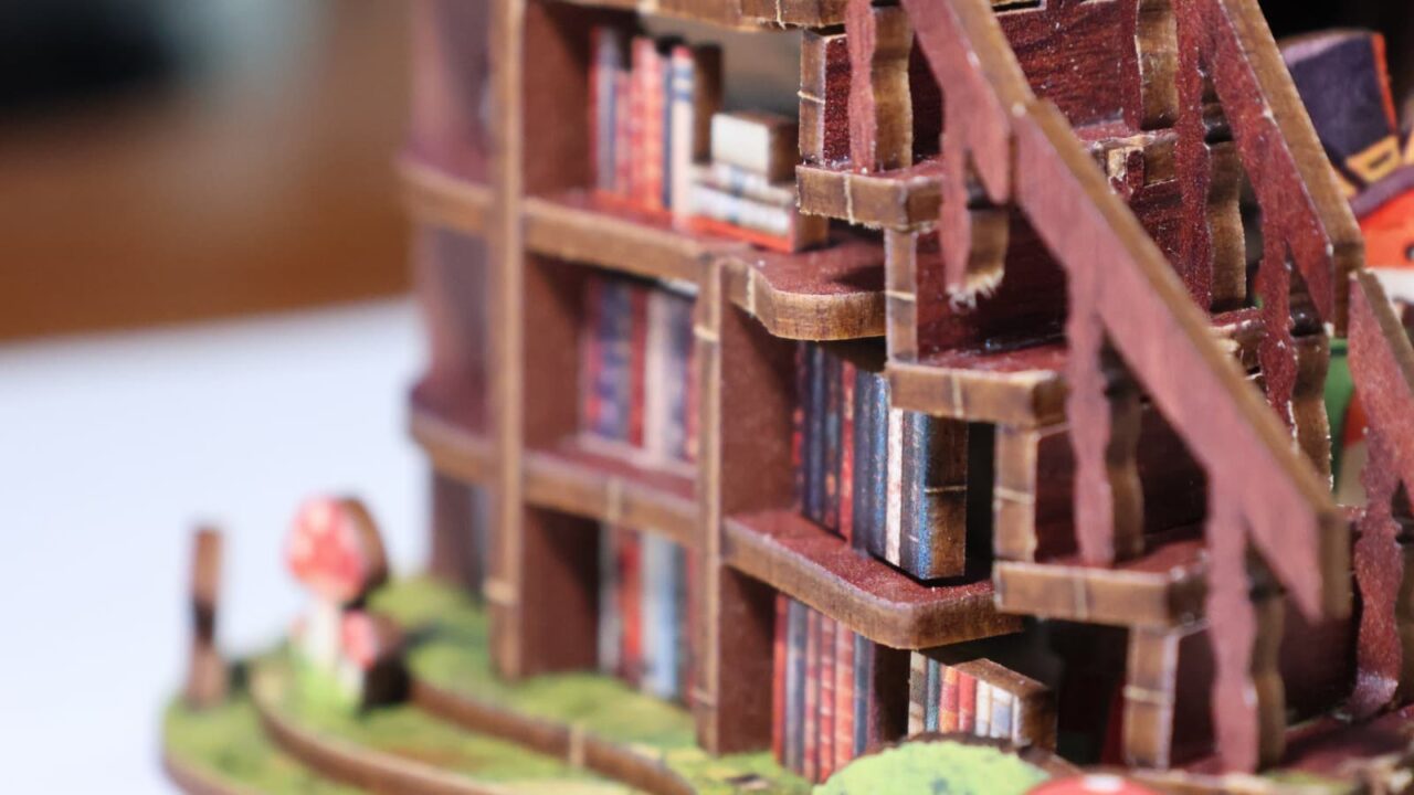 ミニチュア「森の図書館」部分接写（1階本棚上部）