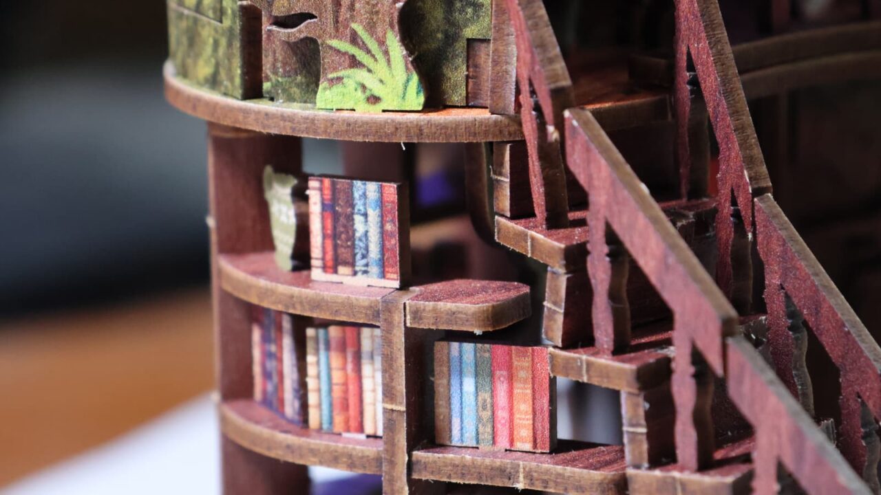 ミニチュア「森の図書館」部分接写（1階本棚上部・階段脇）