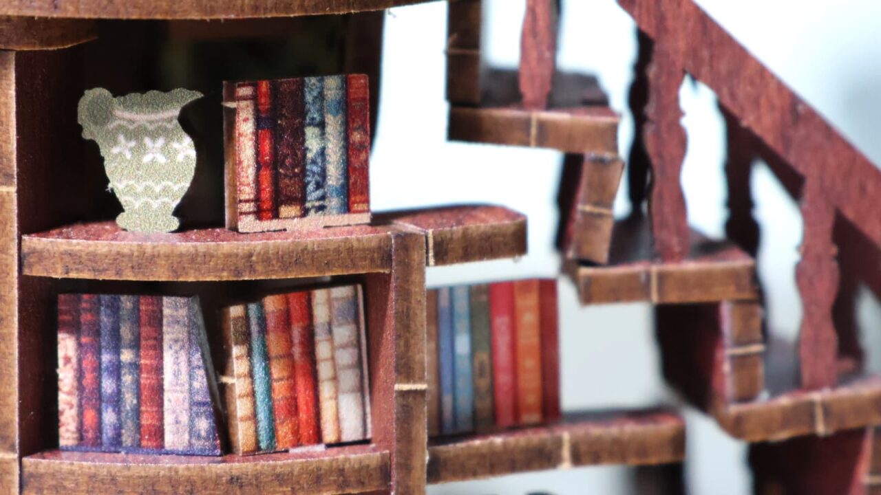 ミニチュア「森の図書館」部分接写（1階本棚壺）