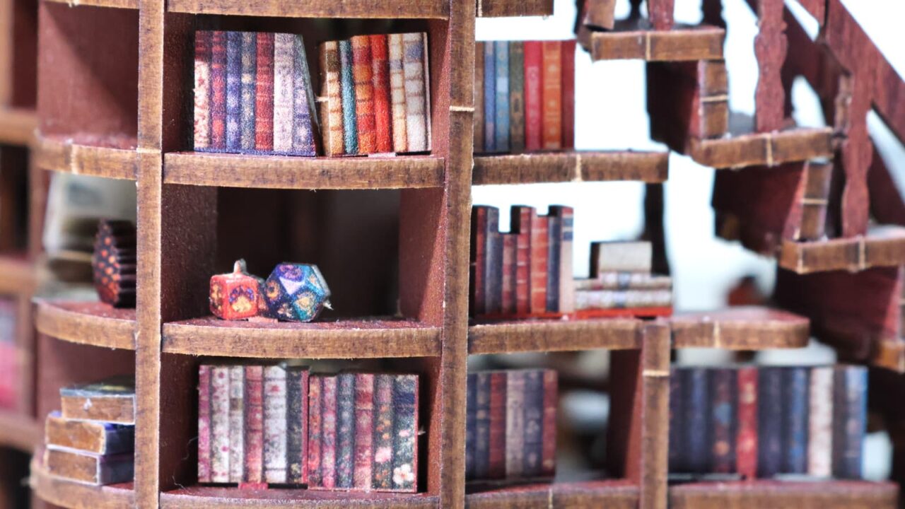 ミニチュア「森の図書館」部分接写（1階本棚お土産）
