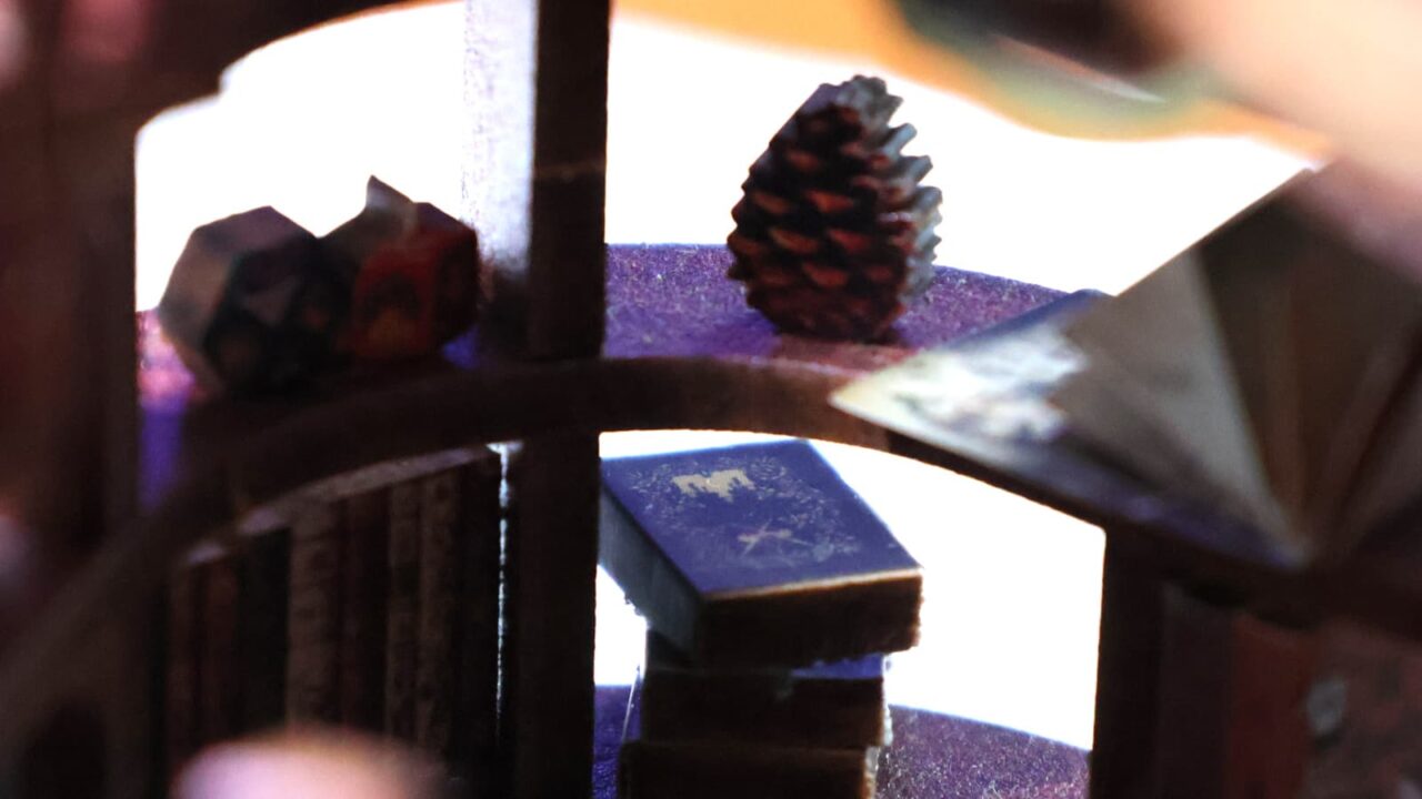 ミニチュア「森の図書館」部分接写（1階本棚横置き本）