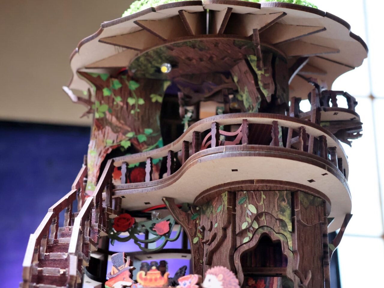 ミニチュア「森の図書館」部分接写（下から屋根を見上げる）