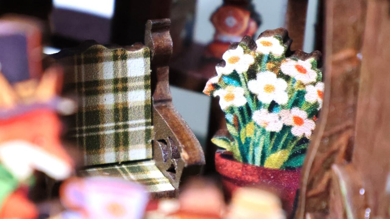 ミニチュア「森の図書館」部分接写（花瓶）